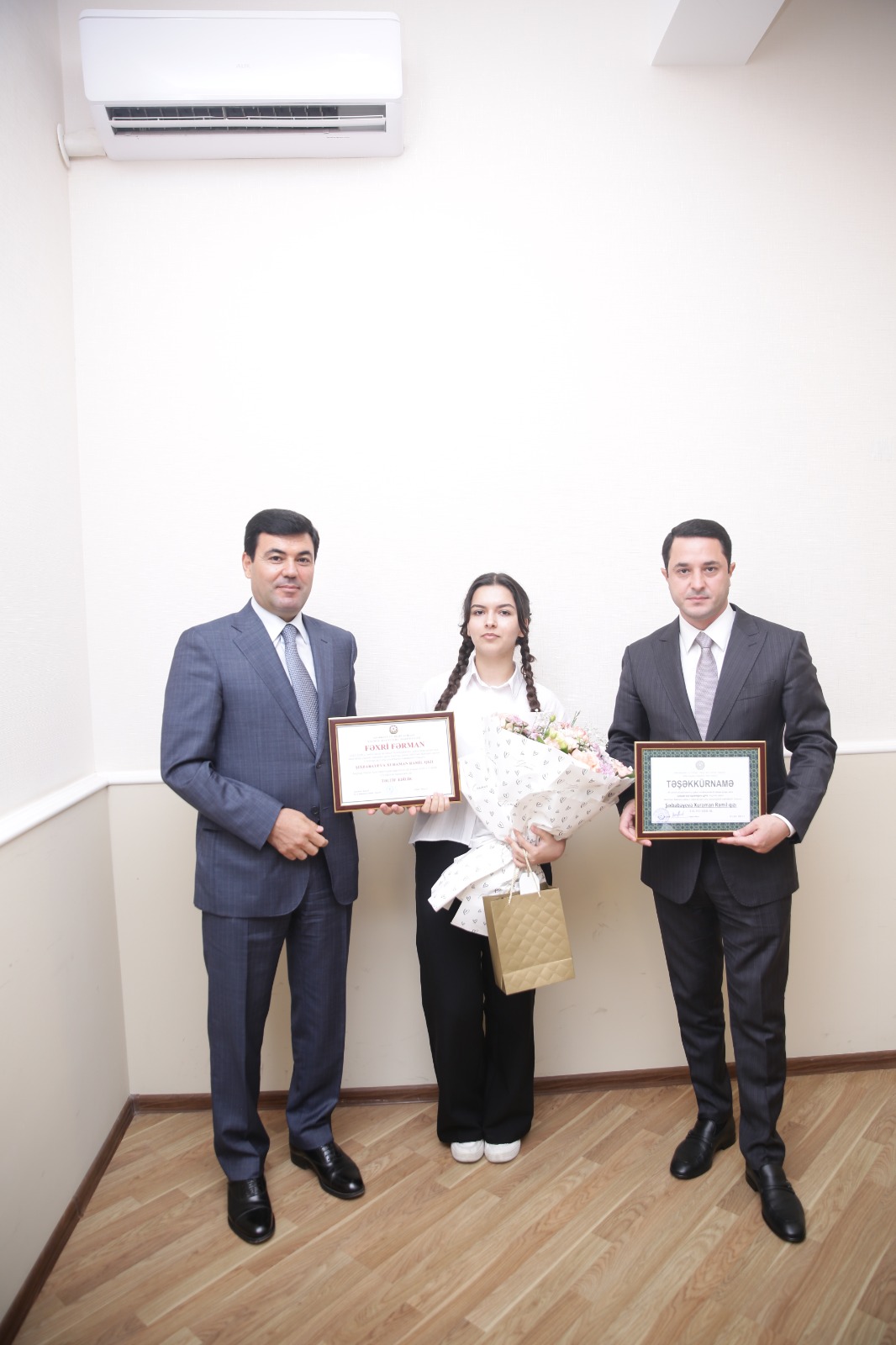 Xaçmaz Rayon İcra Hakimiyyətində ali məktəblərə yüksək balla qəbul olunan məzunlar və respublika müsabiqələrinin qalibləri ilə görüş keçirilib (FOTO)