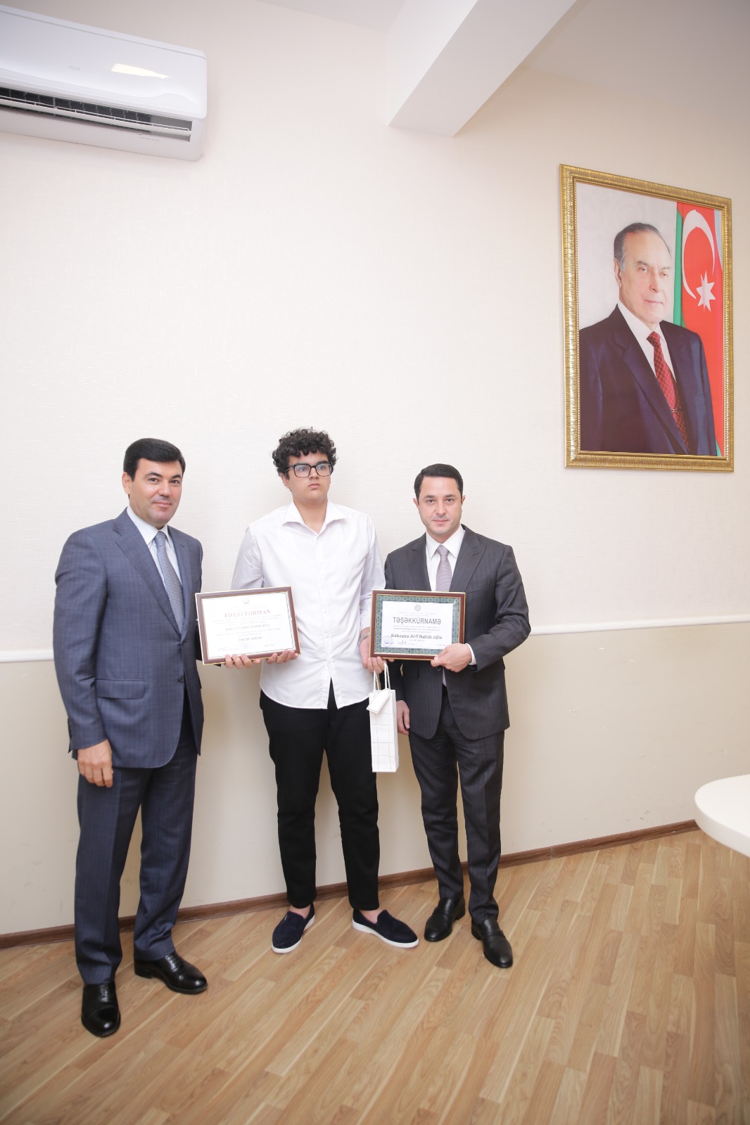 Xaçmaz Rayon İcra Hakimiyyətində ali məktəblərə yüksək balla qəbul olunan məzunlar və respublika müsabiqələrinin qalibləri ilə görüş keçirilib (FOTO)