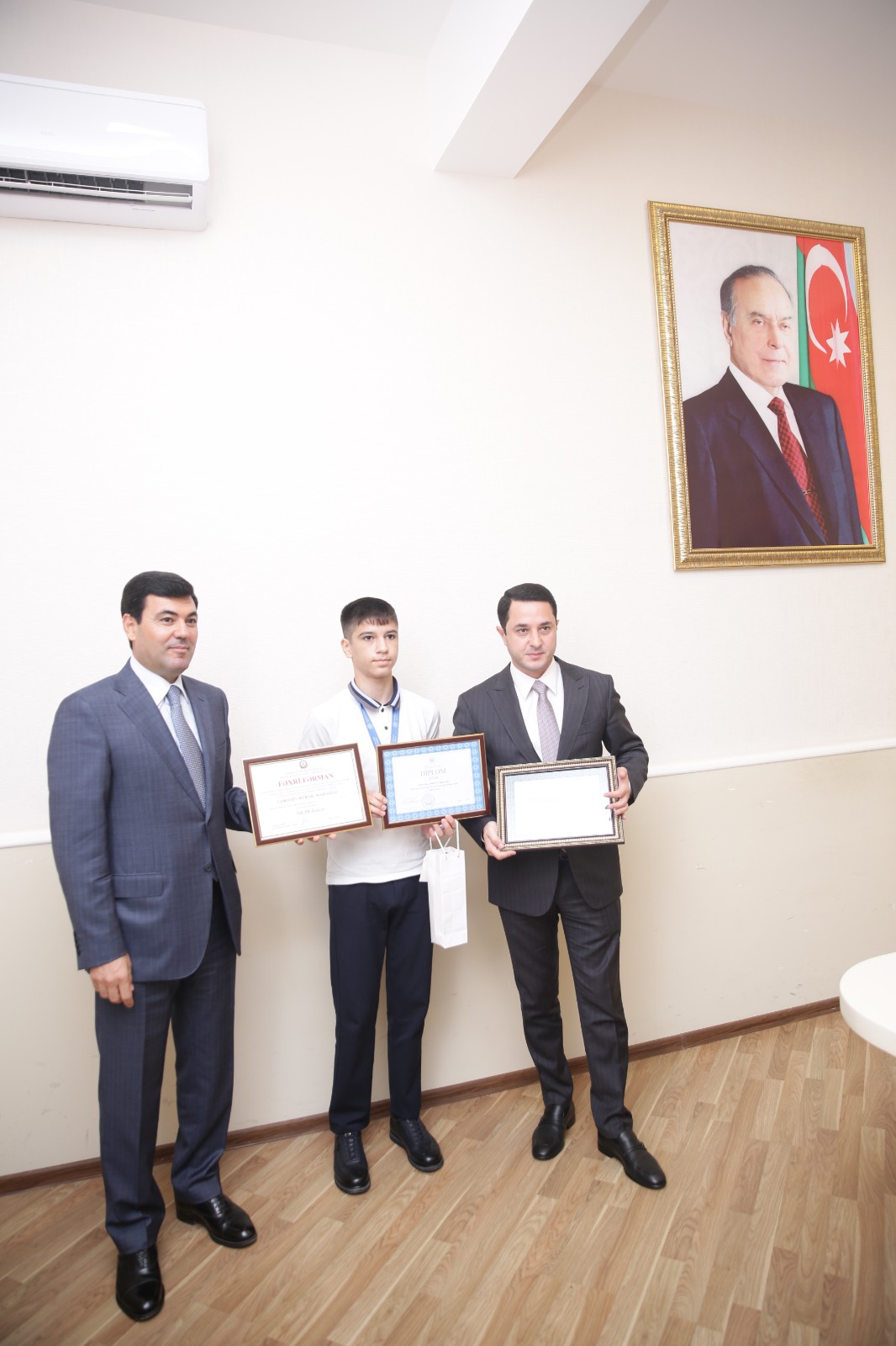 Xaçmaz Rayon İcra Hakimiyyətində ali məktəblərə yüksək balla qəbul olunan məzunlar və respublika müsabiqələrinin qalibləri ilə görüş keçirilib (FOTO)