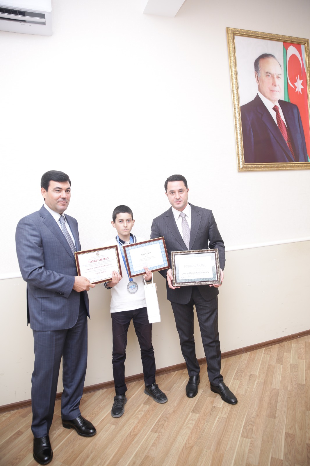 Xaçmaz Rayon İcra Hakimiyyətində ali məktəblərə yüksək balla qəbul olunan məzunlar və respublika müsabiqələrinin qalibləri ilə görüş keçirilib (FOTO)