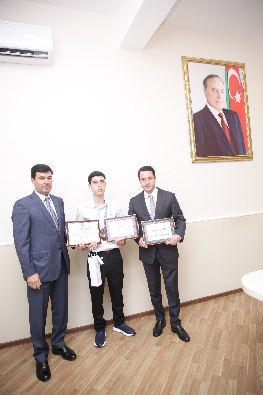 Xaçmaz Rayon İcra Hakimiyyətində ali məktəblərə yüksək balla qəbul olunan məzunlar və respublika müsabiqələrinin qalibləri ilə görüş keçirilib (FOTO)