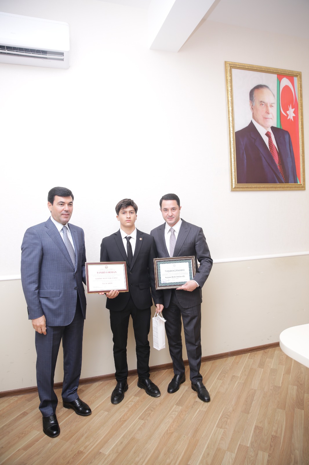 Xaçmaz Rayon İcra Hakimiyyətində ali məktəblərə yüksək balla qəbul olunan məzunlar və respublika müsabiqələrinin qalibləri ilə görüş keçirilib (FOTO)