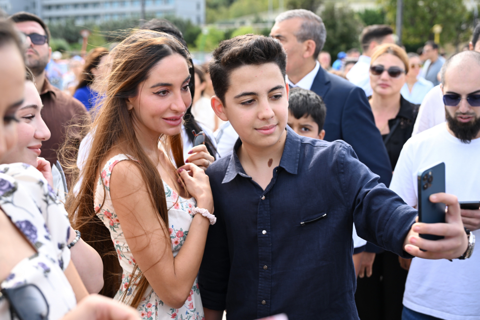 Heydər Əliyev Fondunun vitse-prezidenti Leyla Əliyeva və Arzu Əliyeva klassik avtomobillərin yürüşü və sərgisini izləyiblər (FOTO)