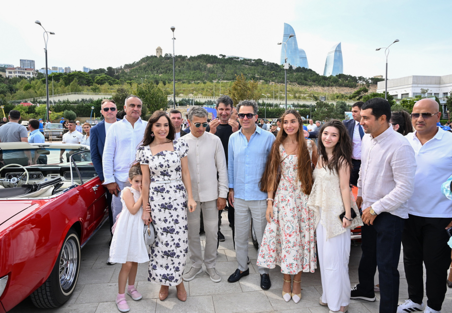 Heydər Əliyev Fondunun vitse-prezidenti Leyla Əliyeva və Arzu Əliyeva klassik avtomobillərin yürüşü və sərgisini izləyiblər (FOTO)