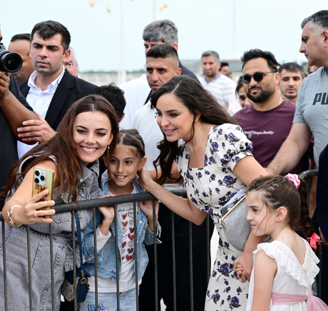 Heydər Əliyev Fondunun vitse-prezidenti Leyla Əliyeva və Arzu Əliyeva klassik avtomobillərin yürüşü və sərgisini izləyiblər (FOTO)