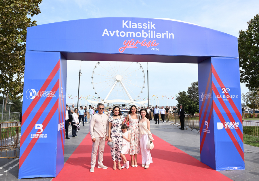 Heydər Əliyev Fondunun vitse-prezidenti Leyla Əliyeva və Arzu Əliyeva klassik avtomobillərin yürüşü və sərgisini izləyiblər (FOTO)