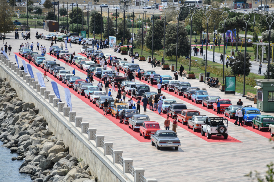 Heydər Əliyev Fondunun vitse-prezidenti Leyla Əliyeva və Arzu Əliyeva klassik avtomobillərin yürüşü və sərgisini izləyiblər (FOTO)