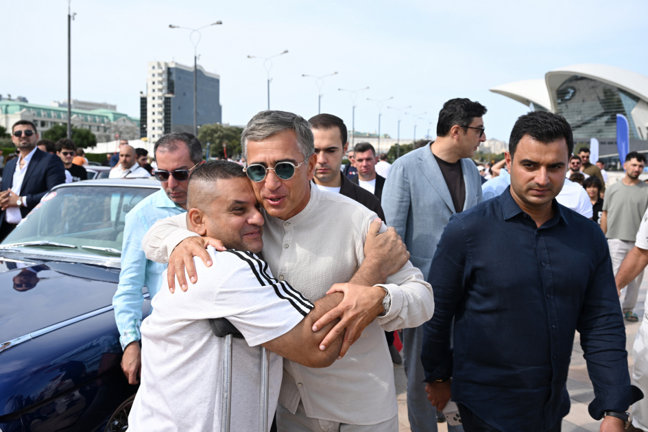 Heydər Əliyev Fondunun vitse-prezidenti Leyla Əliyeva və Arzu Əliyeva klassik avtomobillərin yürüşü və sərgisini izləyiblər (FOTO)