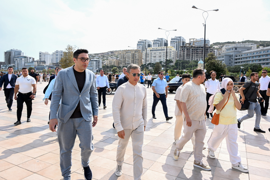 Heydər Əliyev Fondunun vitse-prezidenti Leyla Əliyeva və Arzu Əliyeva klassik avtomobillərin yürüşü və sərgisini izləyiblər (FOTO)