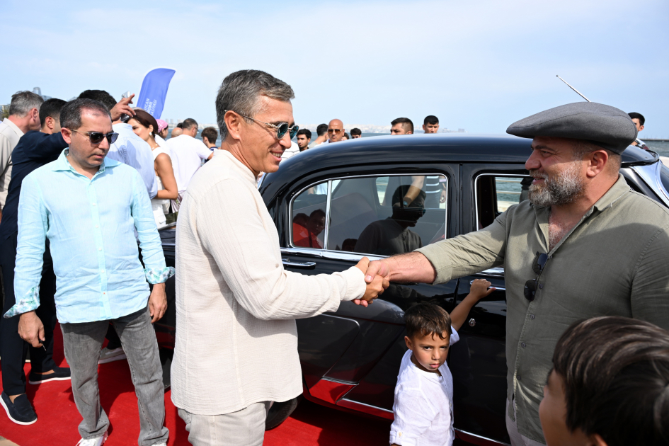 Heydər Əliyev Fondunun vitse-prezidenti Leyla Əliyeva və Arzu Əliyeva klassik avtomobillərin yürüşü və sərgisini izləyiblər (FOTO)