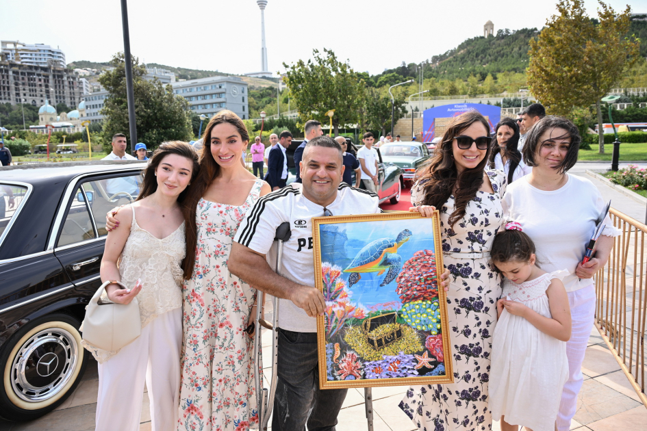 Heydər Əliyev Fondunun vitse-prezidenti Leyla Əliyeva və Arzu Əliyeva klassik avtomobillərin yürüşü və sərgisini izləyiblər (FOTO)