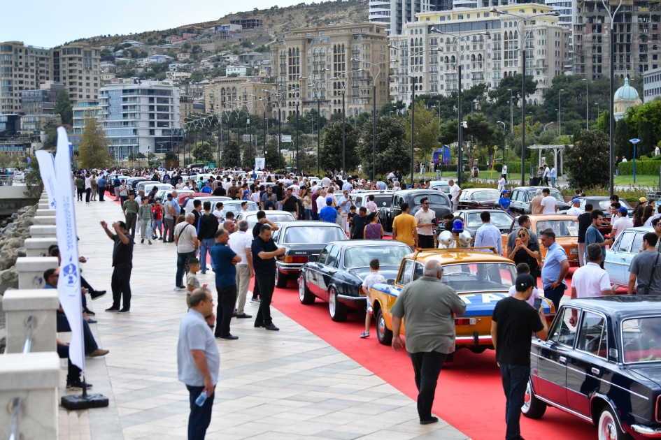 Heydər Əliyev Fondunun vitse-prezidenti Leyla Əliyeva və Arzu Əliyeva klassik avtomobillərin yürüşü və sərgisini izləyiblər (FOTO)