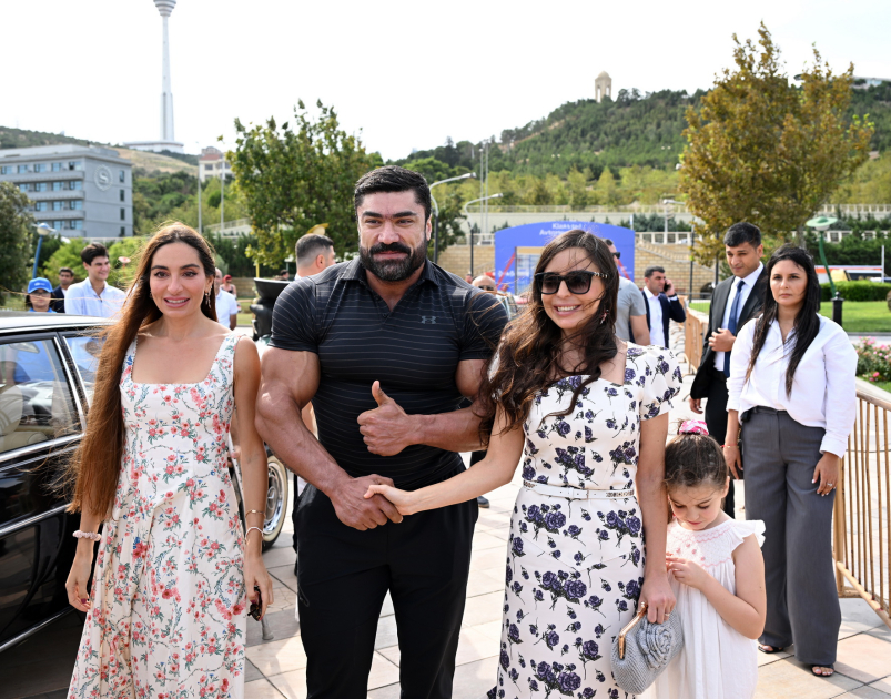 Heydər Əliyev Fondunun vitse-prezidenti Leyla Əliyeva və Arzu Əliyeva klassik avtomobillərin yürüşü və sərgisini izləyiblər (FOTO)