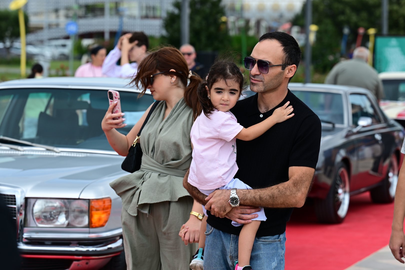 Bulvarda klassik avtomobillərin sərgisi keçirilir (FOTO)