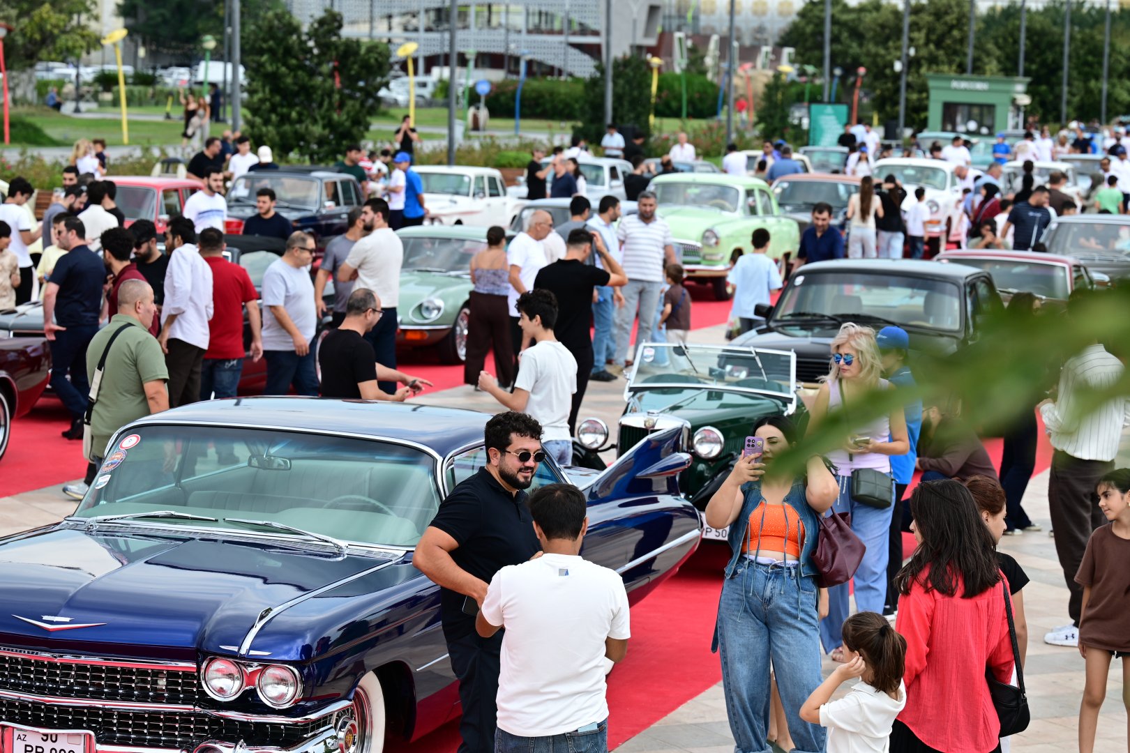 Bulvarda klassik avtomobillərin sərgisi keçirilir (FOTO)