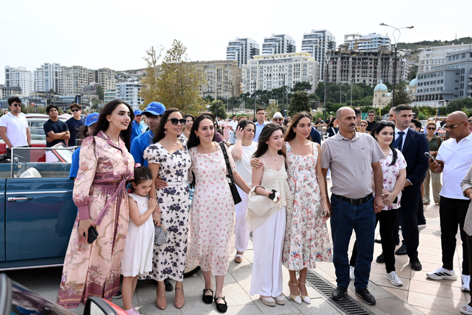 Heydər Əliyev Fondunun vitse-prezidenti Leyla Əliyeva və Arzu Əliyeva klassik avtomobillərin yürüşü və sərgisini izləyiblər (FOTO)