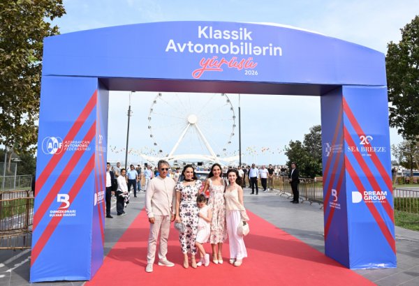 Heydər Əliyev Fondunun vitse-prezidenti Leyla Əliyeva və Arzu Əliyeva klassik avtomobillərin yürüşü və sərgisini izləyiblər (FOTO)
