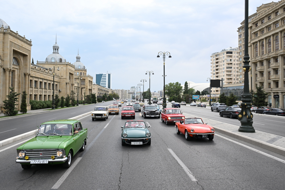 Heydər Əliyev Fondunun vitse-prezidenti Leyla Əliyeva və Arzu Əliyeva klassik avtomobillərin yürüşü və sərgisini izləyiblər (FOTO)