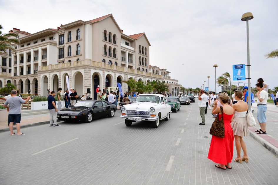 Heydər Əliyev Fondunun vitse-prezidenti Leyla Əliyeva və Arzu Əliyeva klassik avtomobillərin yürüşü və sərgisini izləyiblər (FOTO)