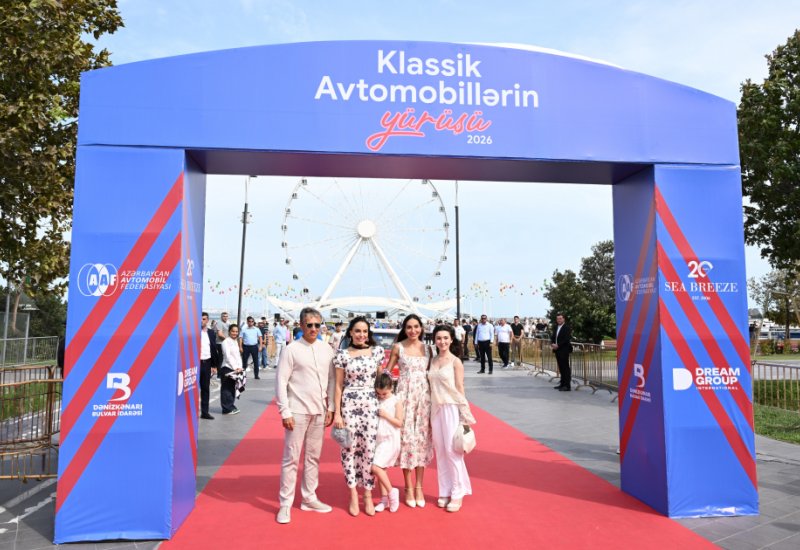 Heydər Əliyev Fondunun vitse-prezidenti Leyla Əliyeva və Arzu Əliyeva klassik avtomobillərin yürüşü və sərgisini izləyiblər (FOTO)