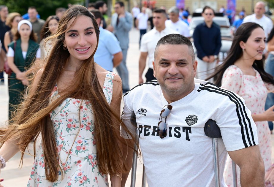 Heydər Əliyev Fondunun vitse-prezidenti Leyla Əliyeva və Arzu Əliyeva klassik avtomobillərin yürüşü və sərgisini izləyiblər (FOTO)