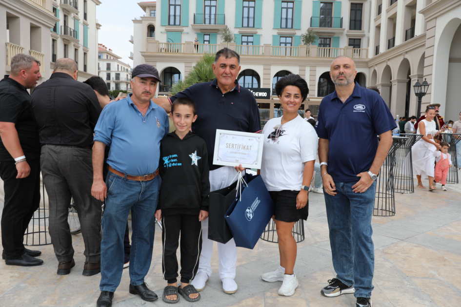 Heydər Əliyev Fondunun vitse-prezidenti Leyla Əliyeva və Arzu Əliyeva klassik avtomobillərin yürüşü və sərgisini izləyiblər (FOTO)