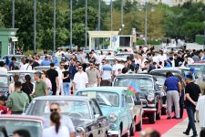 Bulvarda klassik avtomobillərin sərgisi keçirilir (FOTO)