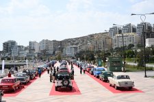 Bulvarda klassik avtomobillərin sərgisi keçirilir (FOTO)