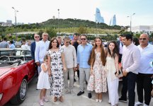 Heydər Əliyev Fondunun vitse-prezidenti Leyla Əliyeva və Arzu Əliyeva klassik avtomobillərin yürüşü və sərgisini izləyiblər (FOTO)