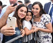 Heydər Əliyev Fondunun vitse-prezidenti Leyla Əliyeva və Arzu Əliyeva klassik avtomobillərin yürüşü və sərgisini izləyiblər (FOTO)