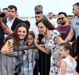 Heydər Əliyev Fondunun vitse-prezidenti Leyla Əliyeva və Arzu Əliyeva klassik avtomobillərin yürüşü və sərgisini izləyiblər (FOTO)