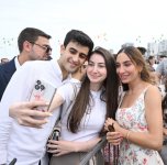 Heydər Əliyev Fondunun vitse-prezidenti Leyla Əliyeva və Arzu Əliyeva klassik avtomobillərin yürüşü və sərgisini izləyiblər (FOTO)