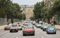 Heydər Əliyev Fondunun vitse-prezidenti Leyla Əliyeva və Arzu Əliyeva klassik avtomobillərin yürüşü və sərgisini izləyiblər (FOTO)