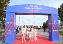 Heydər Əliyev Fondunun vitse-prezidenti Leyla Əliyeva və Arzu Əliyeva klassik avtomobillərin yürüşü və sərgisini izləyiblər (FOTO)