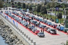 Heydər Əliyev Fondunun vitse-prezidenti Leyla Əliyeva və Arzu Əliyeva klassik avtomobillərin yürüşü və sərgisini izləyiblər (FOTO)