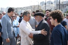 Heydər Əliyev Fondunun vitse-prezidenti Leyla Əliyeva və Arzu Əliyeva klassik avtomobillərin yürüşü və sərgisini izləyiblər (FOTO)