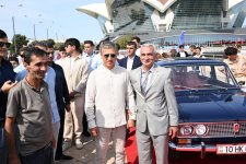 Heydər Əliyev Fondunun vitse-prezidenti Leyla Əliyeva və Arzu Əliyeva klassik avtomobillərin yürüşü və sərgisini izləyiblər (FOTO)