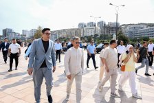 Heydər Əliyev Fondunun vitse-prezidenti Leyla Əliyeva və Arzu Əliyeva klassik avtomobillərin yürüşü və sərgisini izləyiblər (FOTO)
