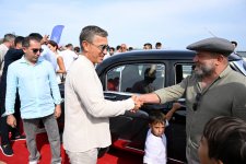 Heydər Əliyev Fondunun vitse-prezidenti Leyla Əliyeva və Arzu Əliyeva klassik avtomobillərin yürüşü və sərgisini izləyiblər (FOTO)