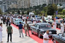 Heydər Əliyev Fondunun vitse-prezidenti Leyla Əliyeva və Arzu Əliyeva klassik avtomobillərin yürüşü və sərgisini izləyiblər (FOTO)