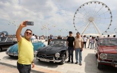 Heydər Əliyev Fondunun vitse-prezidenti Leyla Əliyeva və Arzu Əliyeva klassik avtomobillərin yürüşü və sərgisini izləyiblər (FOTO)