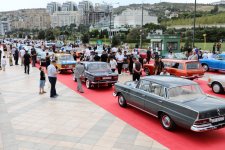 Heydər Əliyev Fondunun vitse-prezidenti Leyla Əliyeva və Arzu Əliyeva klassik avtomobillərin yürüşü və sərgisini izləyiblər (FOTO)