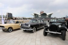 Heydər Əliyev Fondunun vitse-prezidenti Leyla Əliyeva və Arzu Əliyeva klassik avtomobillərin yürüşü və sərgisini izləyiblər (FOTO)