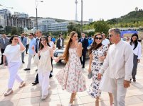 Heydər Əliyev Fondunun vitse-prezidenti Leyla Əliyeva və Arzu Əliyeva klassik avtomobillərin yürüşü və sərgisini izləyiblər (FOTO)