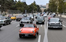Heydər Əliyev Fondunun vitse-prezidenti Leyla Əliyeva və Arzu Əliyeva klassik avtomobillərin yürüşü və sərgisini izləyiblər (FOTO)