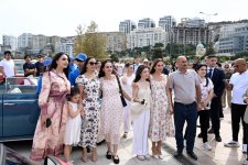 Heydər Əliyev Fondunun vitse-prezidenti Leyla Əliyeva və Arzu Əliyeva klassik avtomobillərin yürüşü və sərgisini izləyiblər (FOTO)