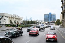 Heydər Əliyev Fondunun vitse-prezidenti Leyla Əliyeva və Arzu Əliyeva klassik avtomobillərin yürüşü və sərgisini izləyiblər (FOTO)