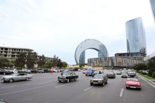 Heydər Əliyev Fondunun vitse-prezidenti Leyla Əliyeva və Arzu Əliyeva klassik avtomobillərin yürüşü və sərgisini izləyiblər (FOTO)