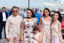 Heydər Əliyev Fondunun vitse-prezidenti Leyla Əliyeva və Arzu Əliyeva klassik avtomobillərin yürüşü və sərgisini izləyiblər (FOTO)