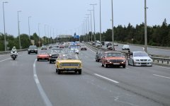 Heydər Əliyev Fondunun vitse-prezidenti Leyla Əliyeva və Arzu Əliyeva klassik avtomobillərin yürüşü və sərgisini izləyiblər (FOTO)